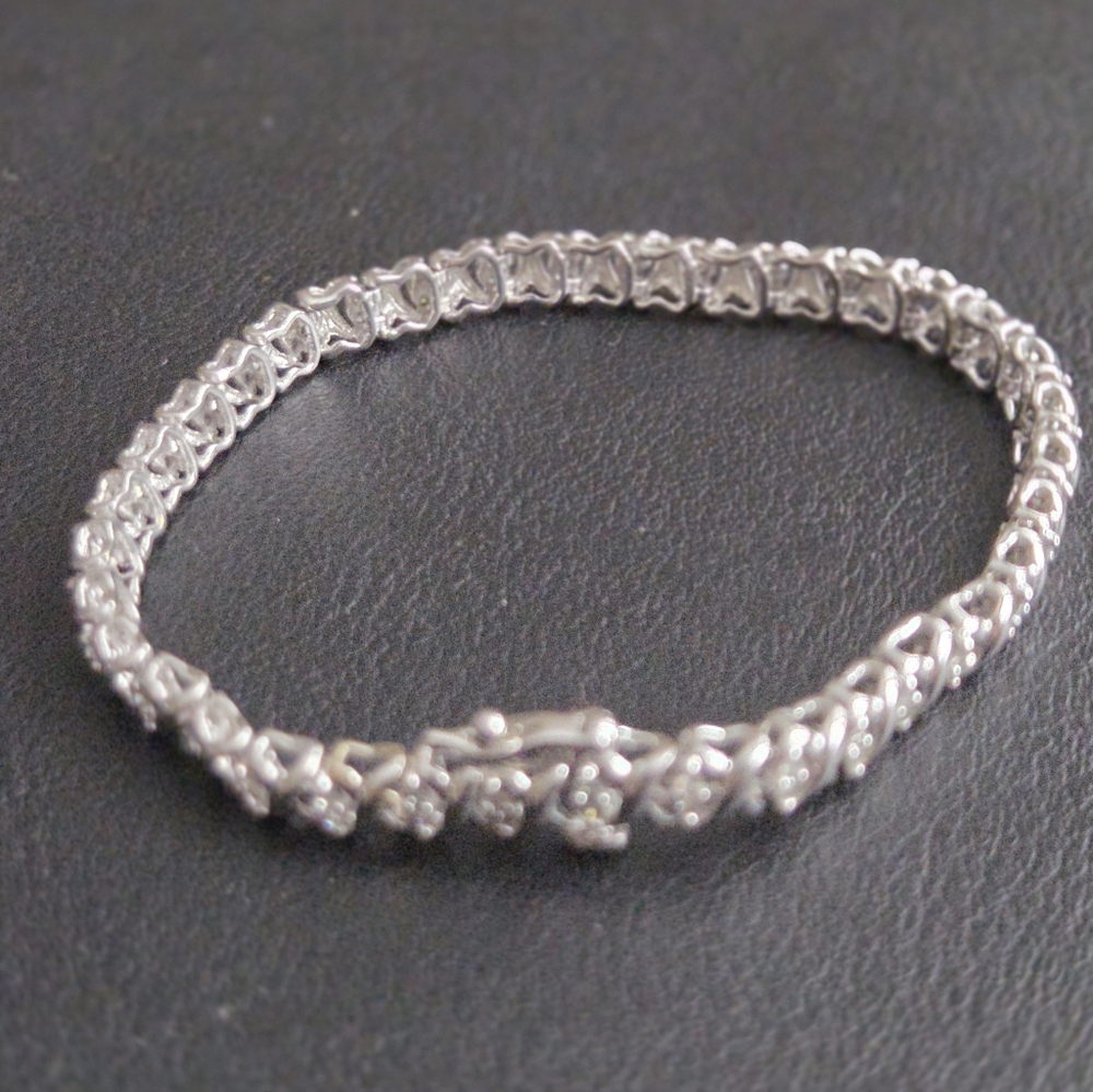 NEW WOMENS 10 K WHITE GOLD WITH 1 CT GENUINE DIAMONDS 7 in LONG TENNIS BRACELET - Picture 3 of 5